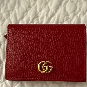 Gucci pebbled calfskin Marmont card case in Hibiscus Red